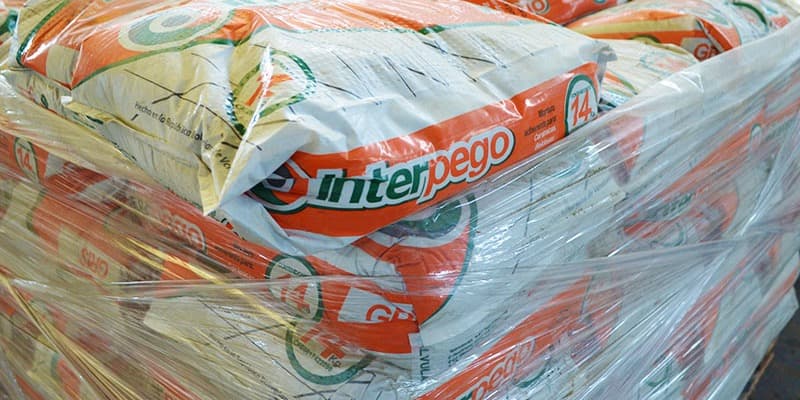 Producto terminado paletizado en la planta de Interpego